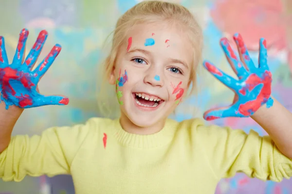 Mädchen mit Handflächen in Farbe — Stockfoto