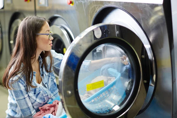 Female working as laundress — Stock Photo, Image