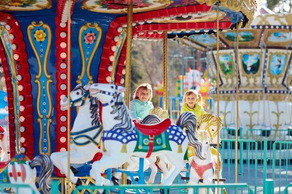 Flickor som rider på karusell — Stockfoto