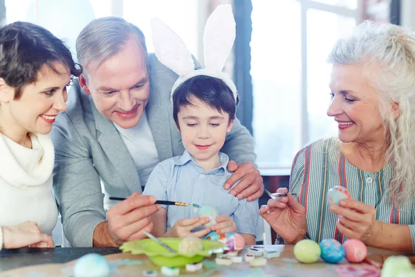 Rodinné malování velikonoční vejce — Stock fotografie