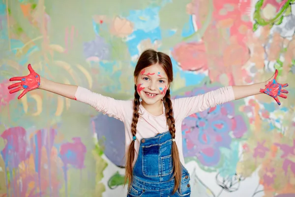 Roztomilá dívka s malovanými dlaně — Stock fotografie
