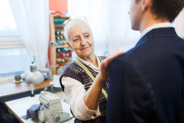 Dressmaker работает с клиентом
