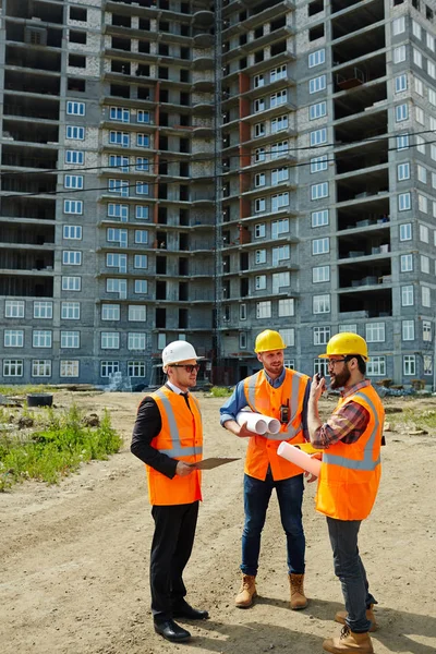 Hombres explicando detalles del proyecto —  Fotos de Stock