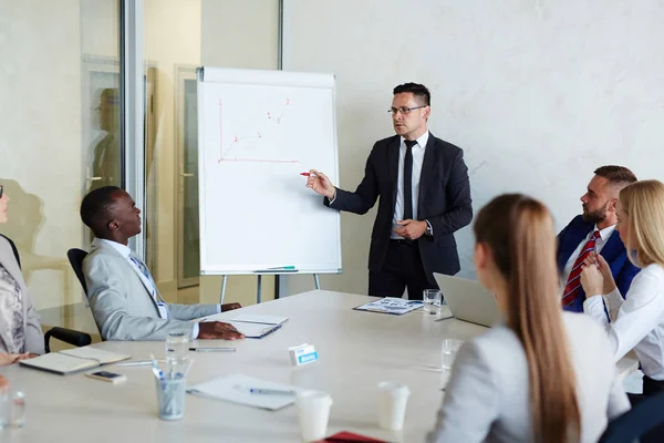 Estudios empresariales en la oficina — Foto de Stock