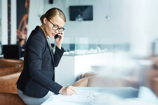 Hermosa mujer de negocios moderna —  Fotos de Stock