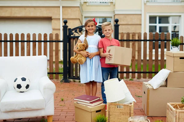 Bambini che aiutano a spostare scatole di cartone — Foto Stock