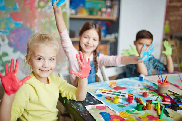 Dzieci z farbą na dłonie — Zdjęcie stockowe