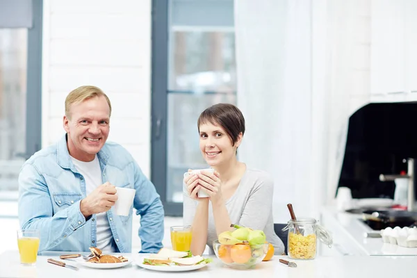 朝食を食べるカップル — ストック写真