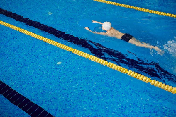 Leerplichtige leeftijd jongen zwemmen — Stockfoto