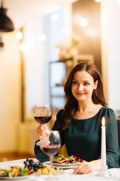 Kvinde med glas rødvin - Stock-foto