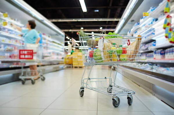 Carrinho de compras cheio de supermercado — Fotografia de Stock