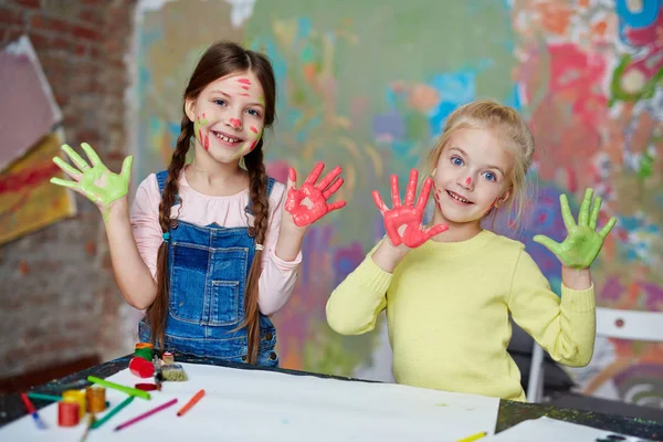 Creatieve meisjes schilderij van handen — Stockfoto