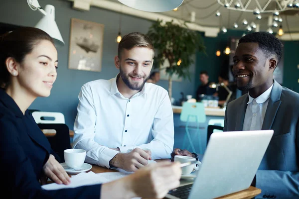 Gente de negocios en reunión — Foto de Stock