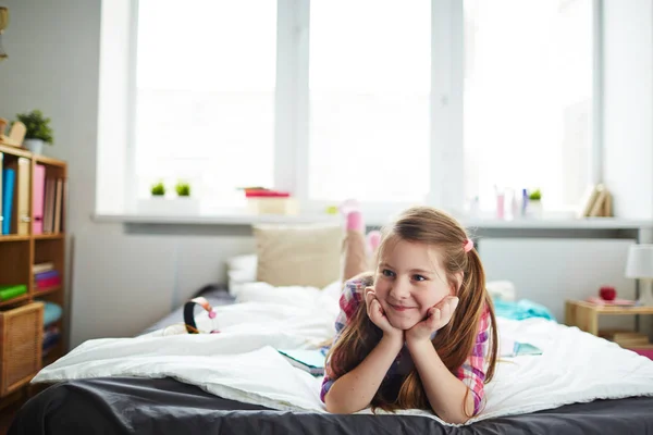 Menina deitada na cama — Fotografia de Stock