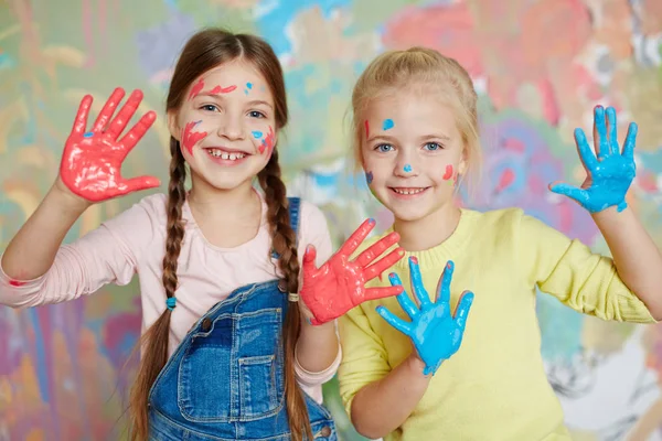 Mädchen mit blauen und roten Handflächen — Stockfoto