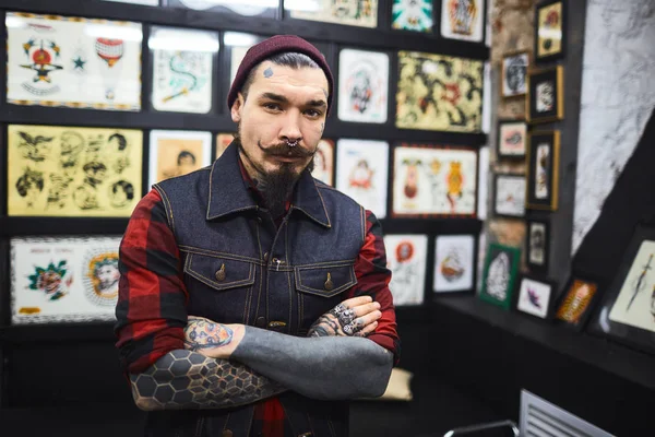 Joven artista del tatuaje —  Fotos de Stock