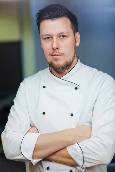 Jovem chef de uniforme — Fotografia de Stock