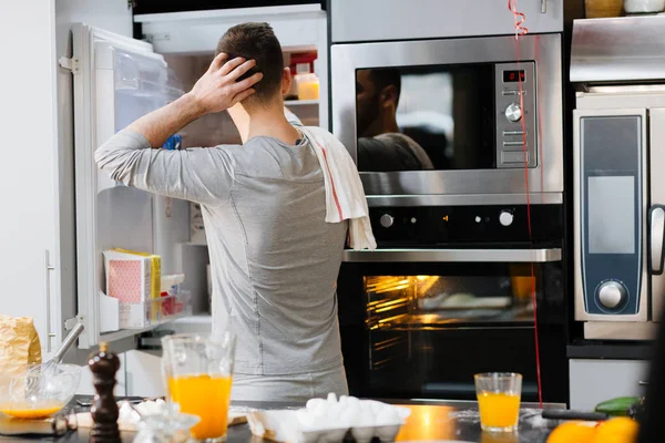 Uomo in piedi vicino al frigorifero aperto — Foto Stock