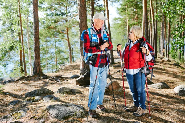 Pareja de ancianos ir de excursión — Foto de Stock