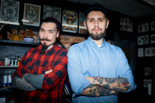 Chicos elegantes en el salón de tatuajes —  Fotos de Stock