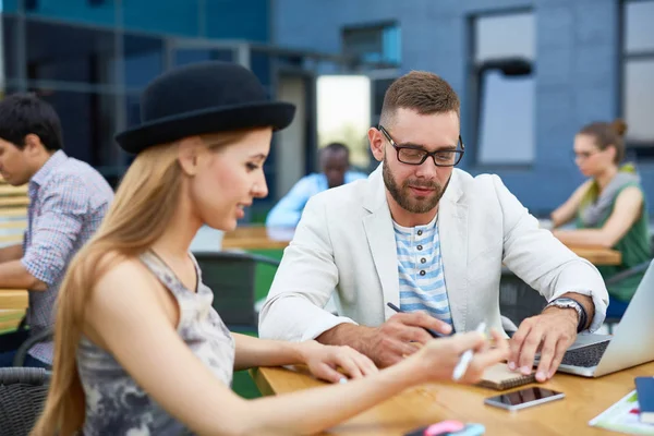 Kreative Denker, die im Freien arbeiten — Stockfoto