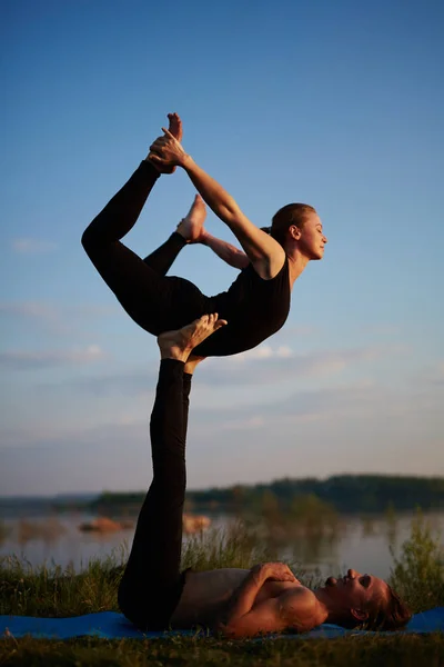 Couple doing front bird — Stock Photo, Image