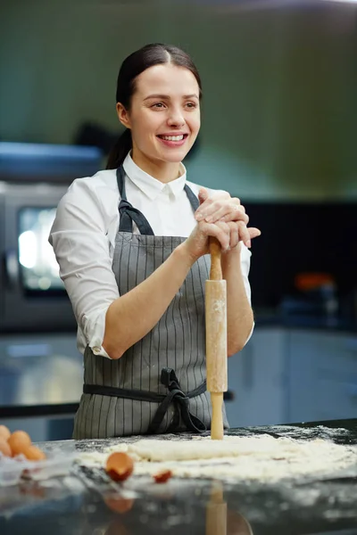 Mujer con rodillo —  Fotos de Stock