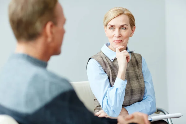 Psychologist listening to patient — Stock Photo, Image