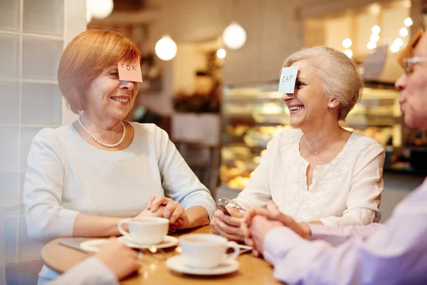 Pensionärer med namn på djur — Stockfoto