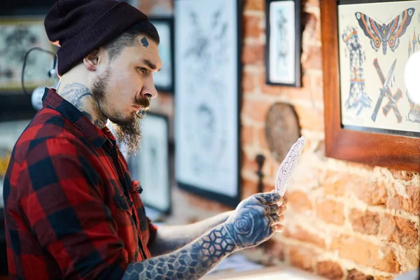 Hipster man in tattoo salon — Stockfoto