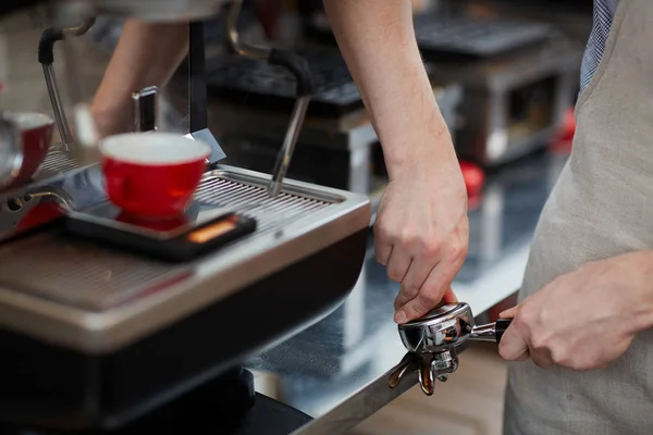 Hände des Barista mahlen Bohnen — Stockfoto