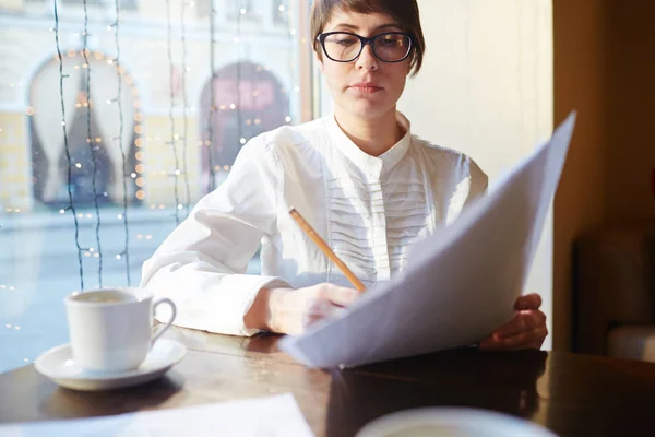 Bizneswoman pracująca w kawiarni — Zdjęcie stockowe