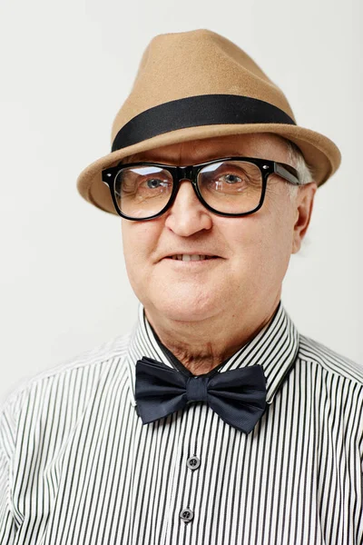 Şapkalı yaşlı bir beyefendi — Stok fotoğraf