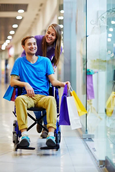 Niepełnosprawnych, młody człowiek na wózku inwalidzkim — Zdjęcie stockowe