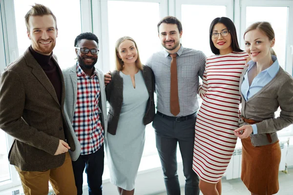 Empresarios posando para la fotografía — Foto de Stock