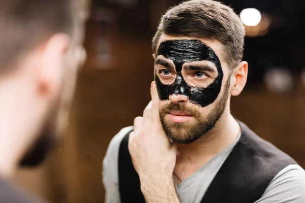 Man met peel-off masker — Stockfoto