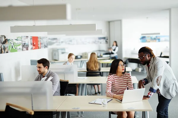 Interieur van drukke open plan office — Stockfoto