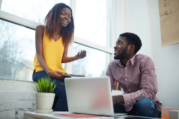 Empresarios afroamericanos con portátil — Foto de Stock