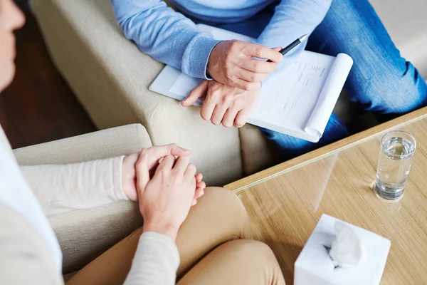 Psychologist sitting next to patient — Stock Photo, Image