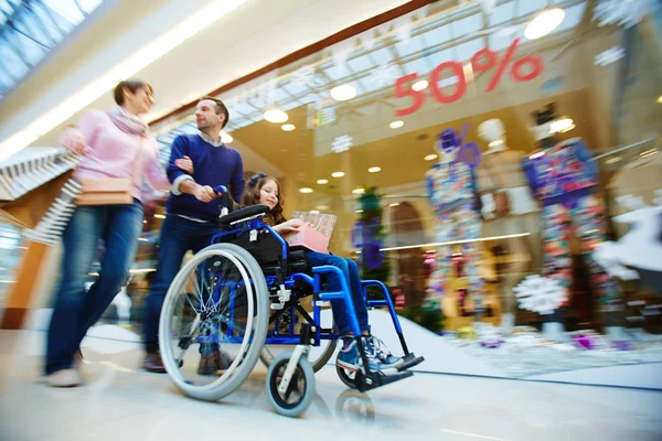 Family shopping together — Stock Photo, Image