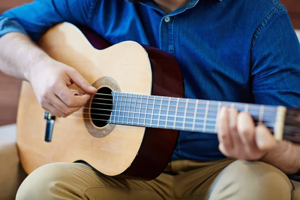 Młody człowiek z gitarą akustyczną — Zdjęcie stockowe