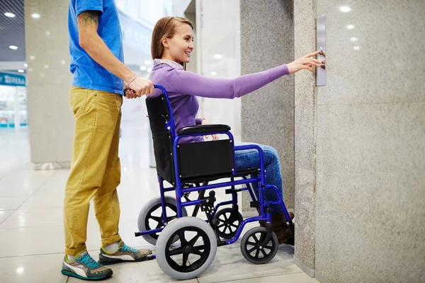 Assistent en gehandicapte vrouw — Stockfoto