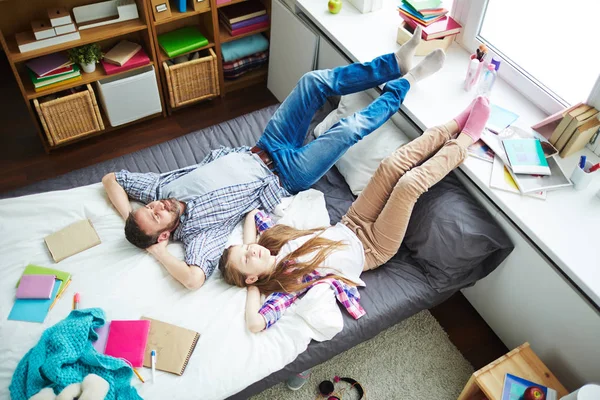 Mittagsschlaf im unordentlichen Schlafzimmer — Stockfoto