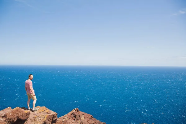 Cliff üzerinde duran erkek Gezgin — Stok fotoğraf