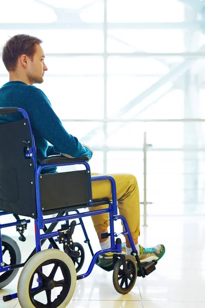 Hombre sentado en silla de ruedas — Foto de Stock