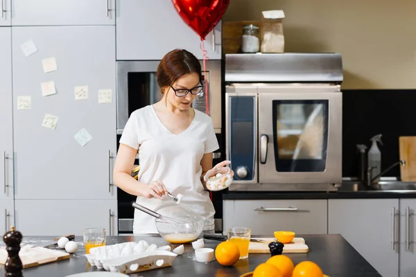 Hausfrau fügt Zucker hinzu — Stockfoto