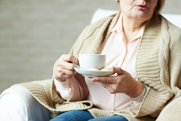 Mulher idosa com xícara de chá — Fotografia de Stock