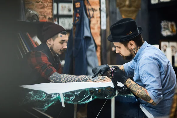 男人在纹身沙龙工作 — 图库照片