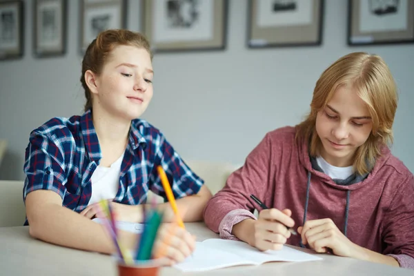 Camarades de classe prenant des notes — Photo