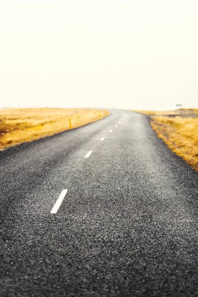 Пустая сельская дорога — стоковое фото